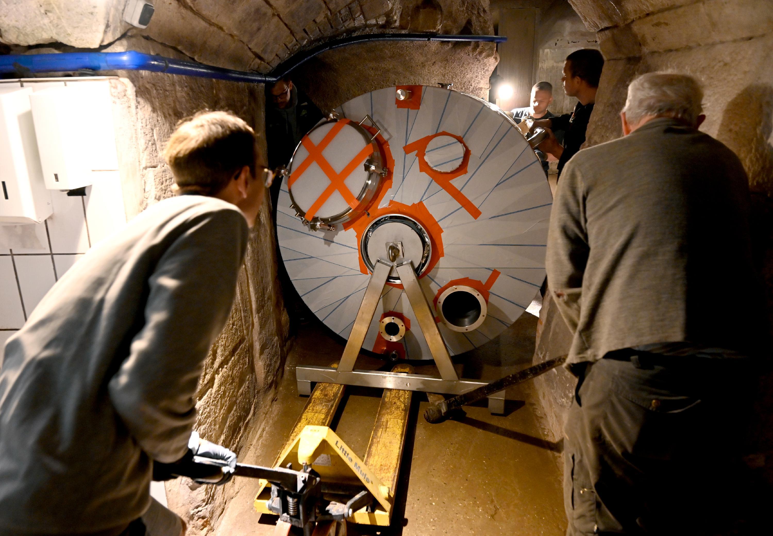 Eine besondere Herausforderung war es, die ganzen Anlagenteile in den Berg hinein an ihren jetzigen Standplatz zu bekommen, allen voran die weit über eine halbe Tonne schwere Sudpfanne und der Läuterbottich.