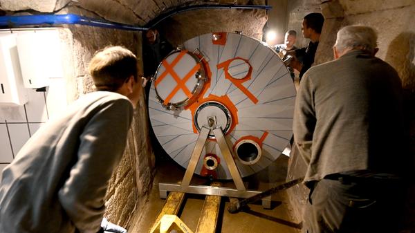 Eine besondere Herausforderung war es, die ganzen Anlagenteile in den Berg hinein an ihren jetzigen Standplatz zu bekommen, allen voran die weit über eine halbe Tonne schwere Sudpfanne und der Läuterbottich.