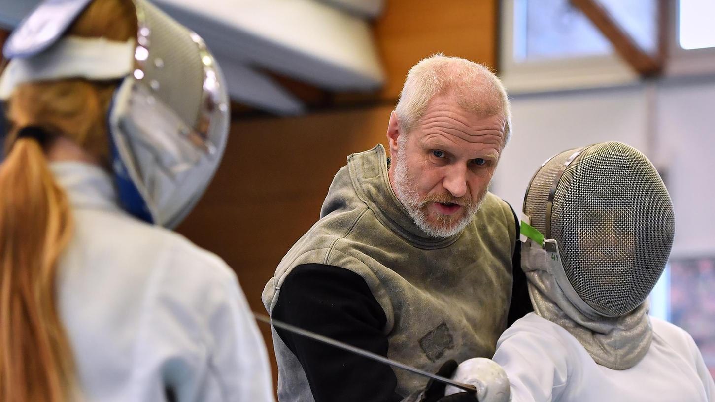 Trainer Harald Palm erklärt den Fürther Nachwuchsfechterinnen bis ins Detail, wie man richtig mit der Waffe umgeht.
Trainer Harald Palm erklärt den Fürther Nachwuchsfechterinnen bis ins Detail, wie man richtig mit der Waffe umgeht.