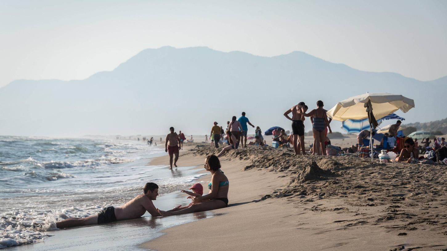 Eine Familie genießt noch im Herbst das warme Wasser am Patara-Strand bei Antalya.
Eine Familie genießt noch im Herbst das warme Wasser am Patara-Strand bei Antalya.