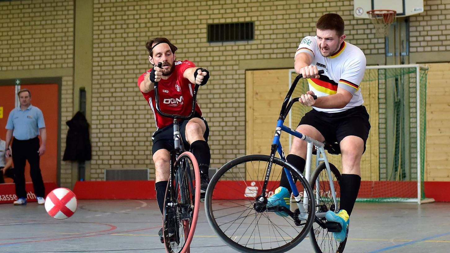 Bernd Mlady vom RMC Lohengrin Stein (weiß) setzt einen Schuss aufs gegnerische Tor ab. 