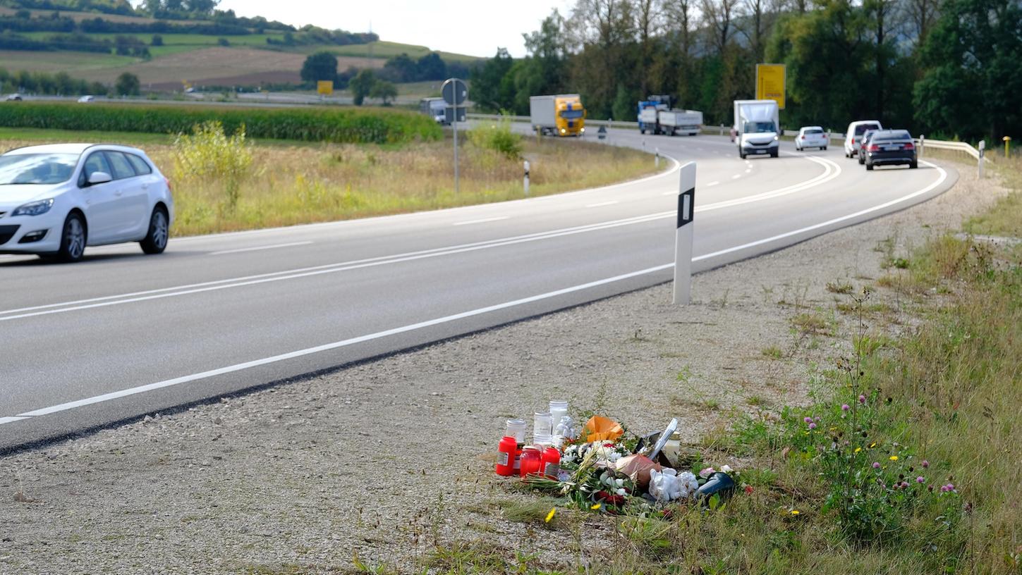 Über den schweren Unfall vor knapp drei Wochen auf der Bundesstraße 2 bei Dettenheim und die dortig Straßenführung wird nach wie vor viel diskutiert. Die zuständigen Behörden sehen derzeit keine großen Möglichkeiten, für schnelle Verbesserungen.
Über den schweren Unfall vor knapp drei Wochen auf der Bundesstraße 2 bei Dettenheim und die dortig Straßenführung wird nach wie vor viel diskutiert. Die zuständigen Behörden sehen derzeit keine großen Möglichkeiten, für schnelle Verbesserungen.