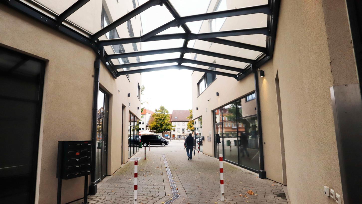 Nach Monaten wieder offen: der Durchgang zwischen Paradeplatz und Landratsamt/Nürnberger Tor.
Nach Monaten wieder offen: der Durchgang zwischen Paradeplatz und Landratsamt/Nürnberger Tor.