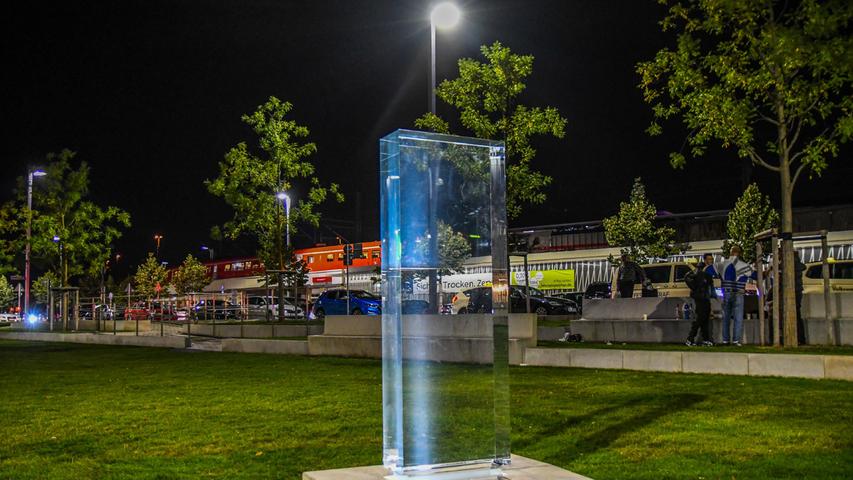 Bei Dunkelheit wird die Acrylglasstele von unten angeleuchtet. Bei Dunkelheit wird die Acrylglasstele von unten angeleuchtet.