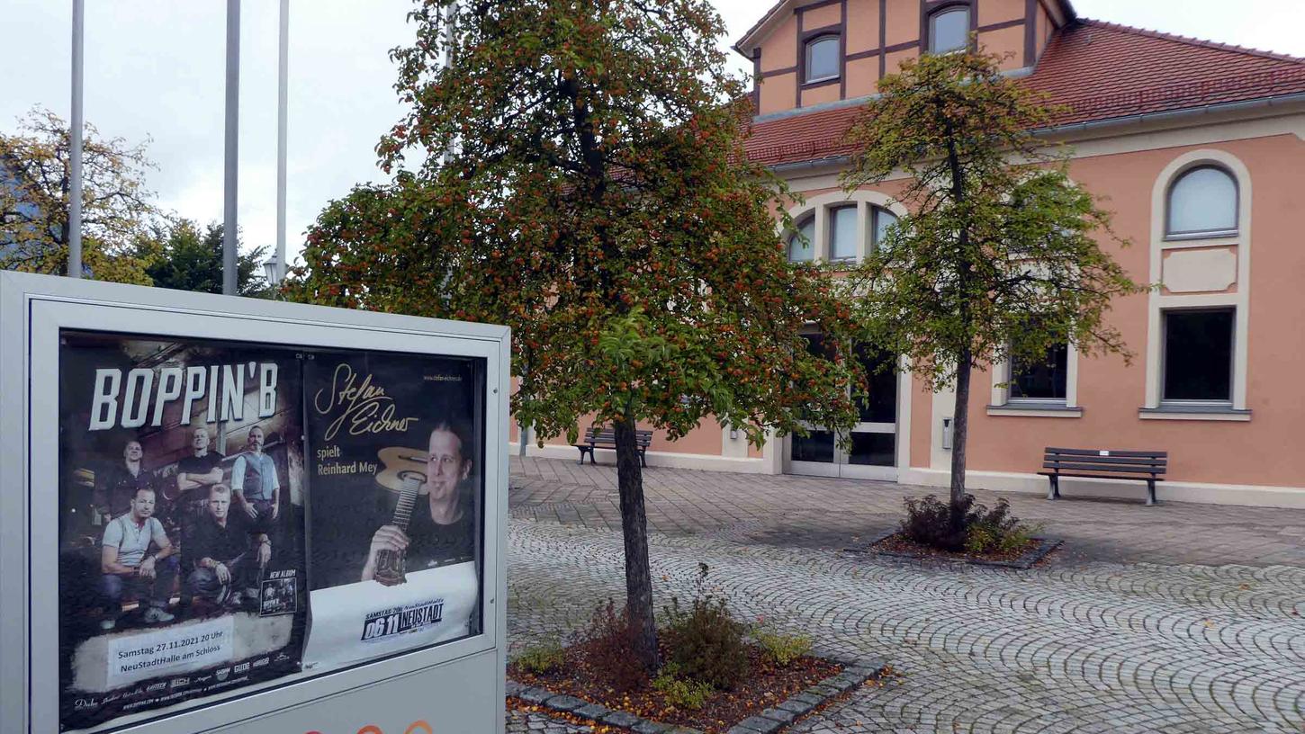 Mit einem abwechslungsreichen Programm nimmt das Unterhaltungsschiff „NeuStadtHalle“ wieder Fahrt auf. Foto: o.n. Mit einem abwechslungsreichen Programm nimmt das Unterhaltungsschiff „NeuStadtHalle“ wieder Fahrt auf. Foto: o.n.