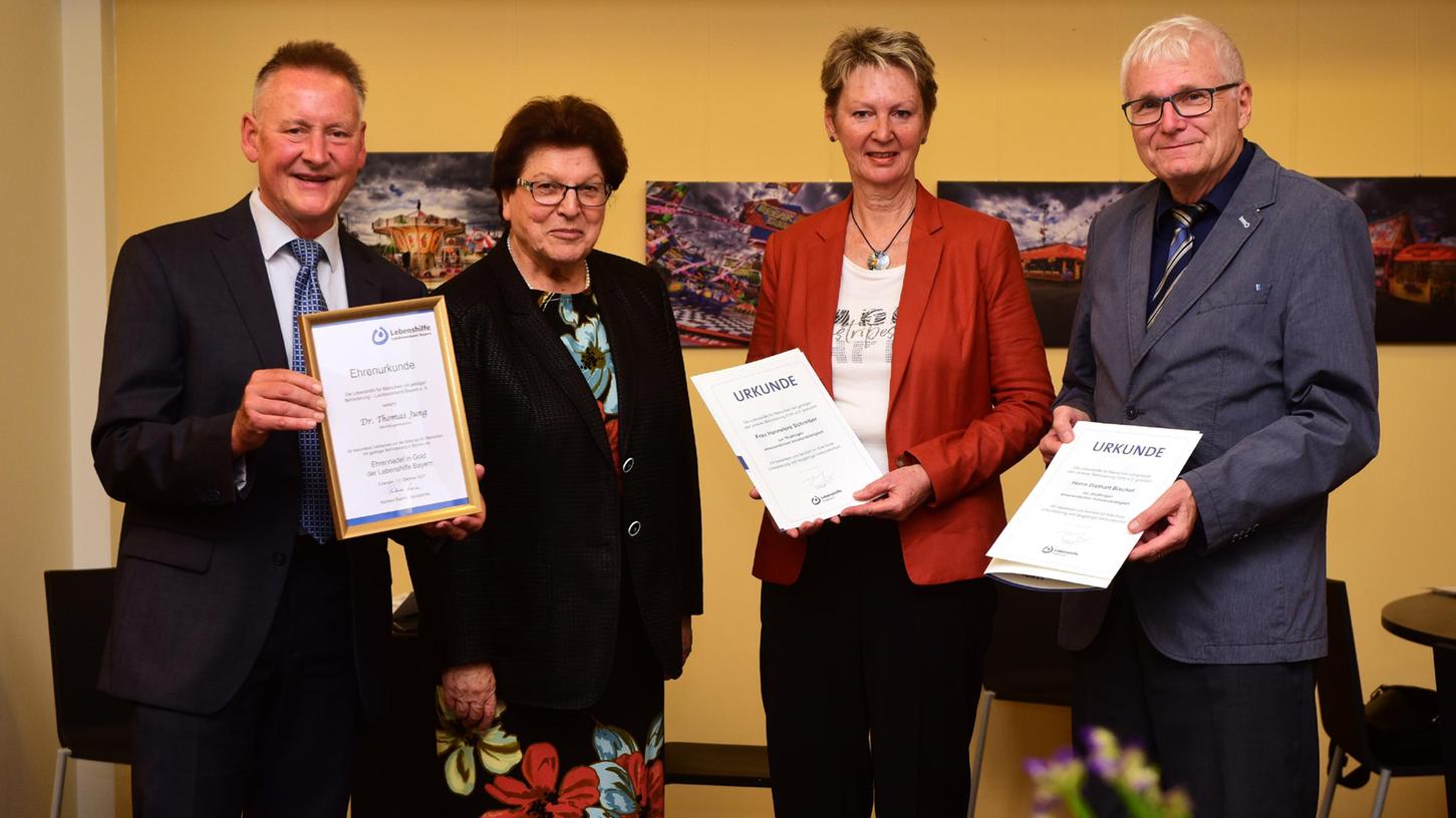 Thomas Jung (von links) bekam von der Landesvorsitzenden Barbara Stamm die goldene Ehrennadel überreicht. Hannelore Schreiber wurde für 10 Jahre, Diethart Bischof für 20 Jahre Vorstandsarbeit geehrt.
Thomas Jung (von links) bekam von der Landesvorsitzenden Barbara Stamm die goldene Ehrennadel überreicht. Hannelore Schreiber wurde für 10 Jahre, Diethart Bischof für 20 Jahre Vorstandsarbeit geehrt.