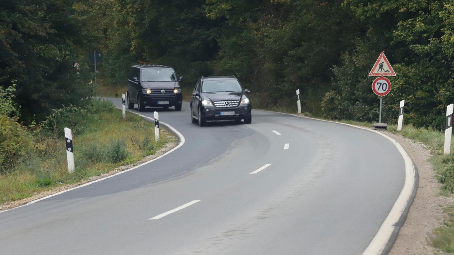Auf der Straße zwischen Weilersbach und Rettern geht es eng zu. Noch enger und gefährlich wird es, wenn auch Radfahrer auf der Straße unterwegs sind...
Auf der Straße zwischen Weilersbach und Rettern geht es eng zu. Noch enger und gefährlich wird es, wenn auch Radfahrer auf der Straße unterwegs sind...