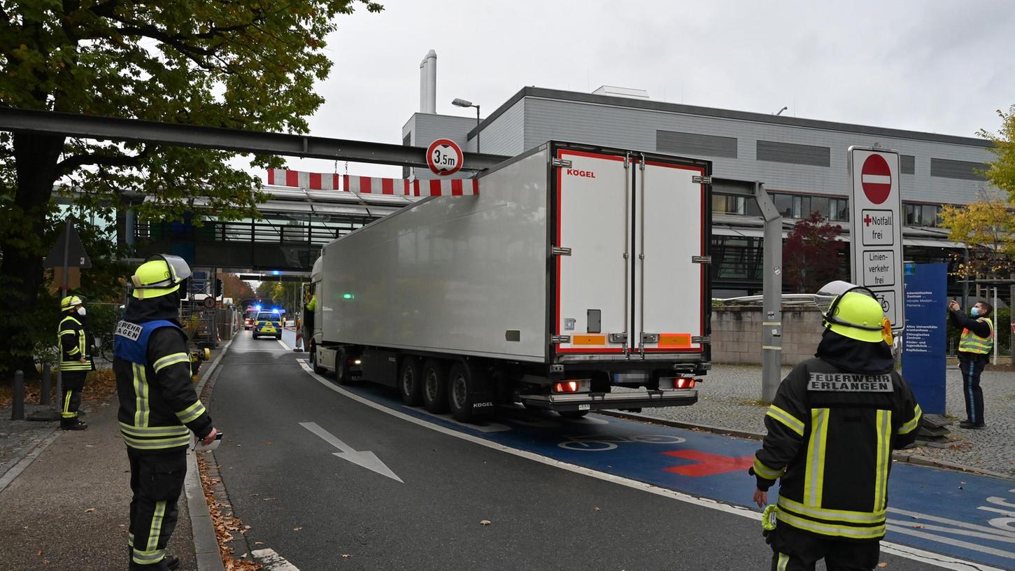 Ein LKW ist an der Brücke zwischen den Gebäuden der Uni-Klinik in der Neuen Straße hängen geblieben.