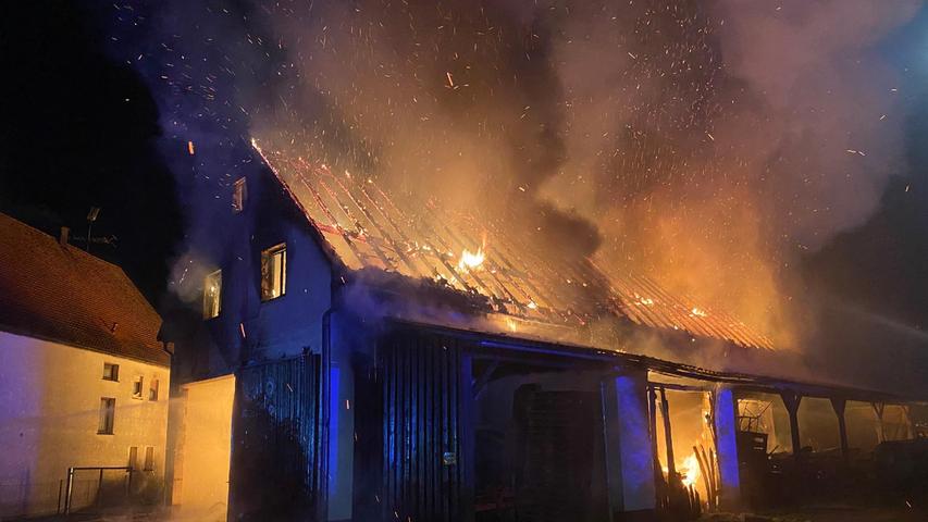 Lagerhalle auf Hopfenbetrieb in Herpersdorf stand in Flammen