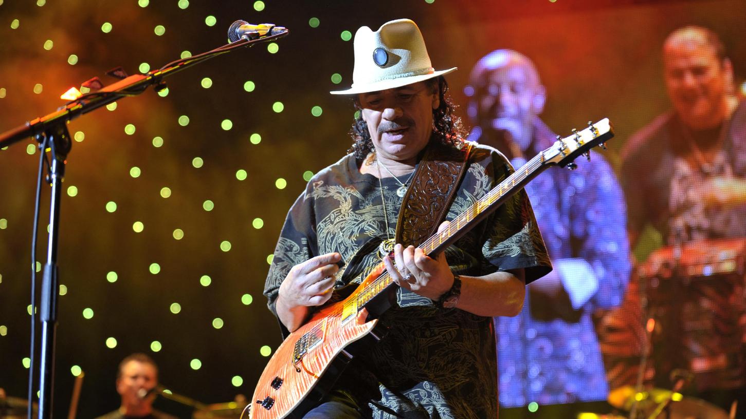 74 Jahre alt ist er mittlerweile, aber hat noch lange nicht genug vom Musik machen. "Gitarrengott" Carlos Santana hat mit seinem neuen Album "Blessings and Miracles" das erklärte Ziel, mal wieder ein paar Hits fürs Radio abzuliefern.
