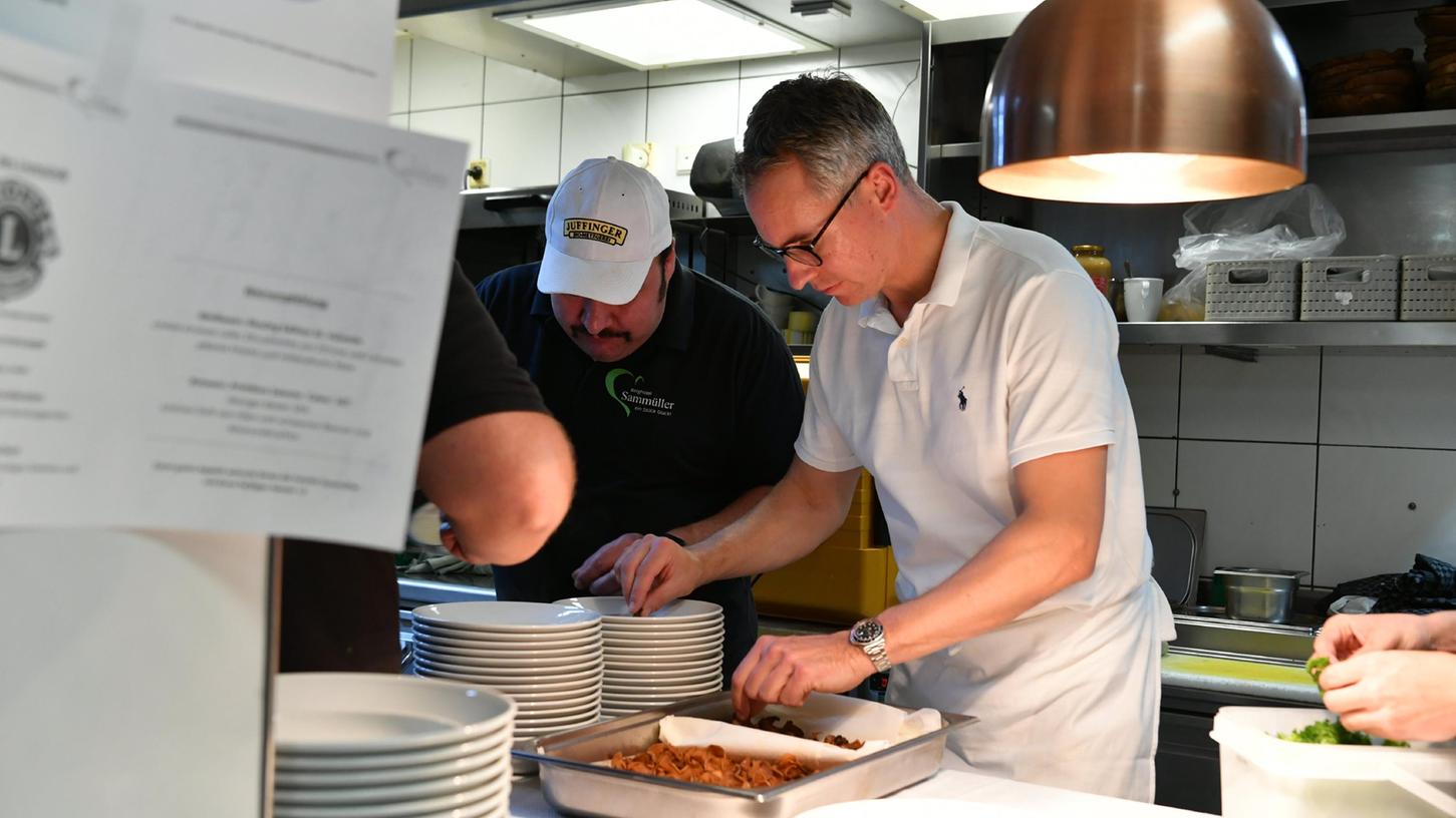 Philipp Dehn hat im Berggasthof Sammüller mit Unterstützung des Küchenteams aufgekocht - das Ergebnis mundete den Gästen.
Philipp Dehn hat im Berggasthof Sammüller mit Unterstützung des Küchenteams aufgekocht - das Ergebnis mundete den Gästen.