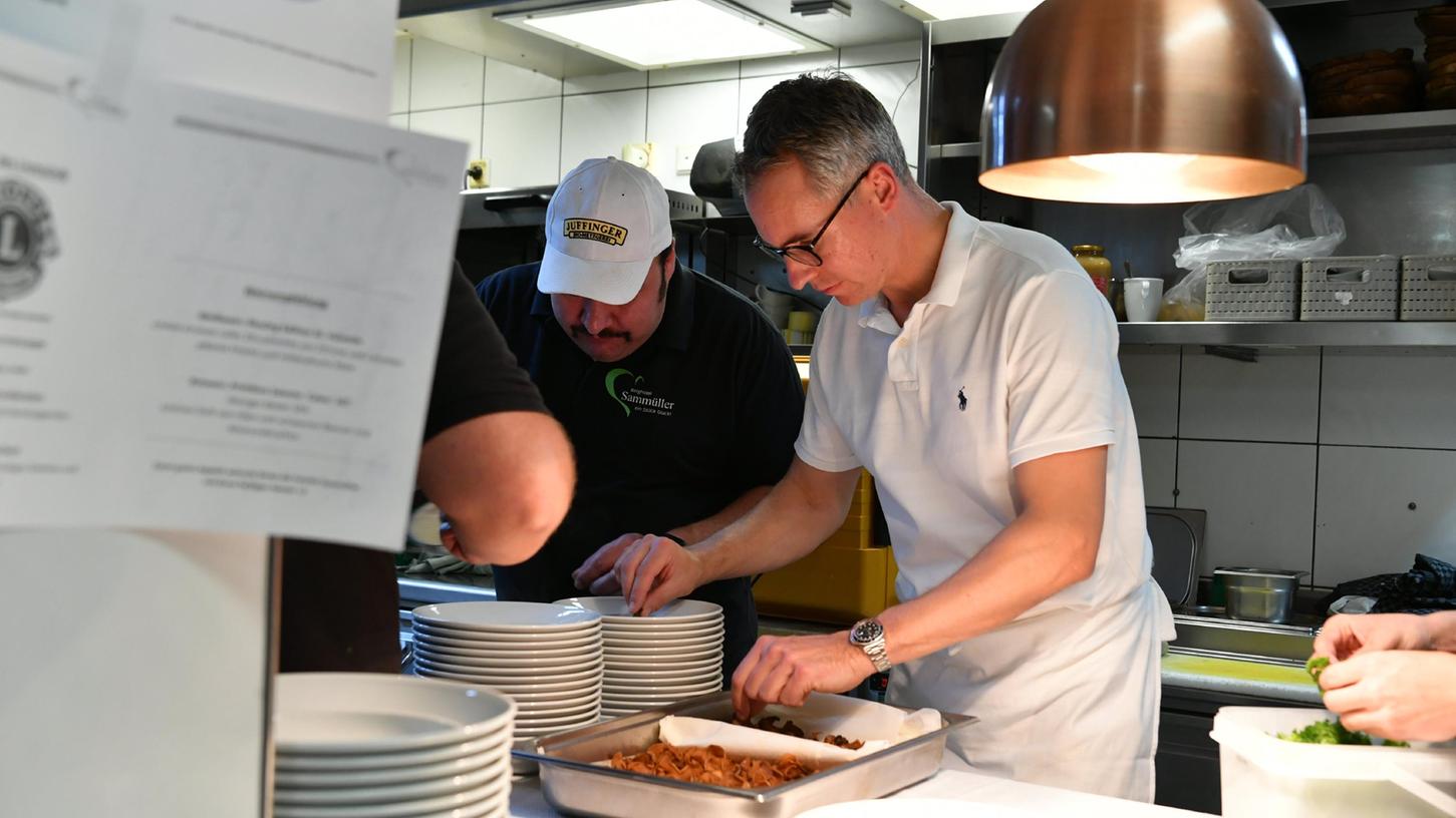 Philipp Dehn hat im Berggasthof Sammüller mit Unterstützung des Küchenteams aufgekocht - das Ergebnis mundete den Gästen. 