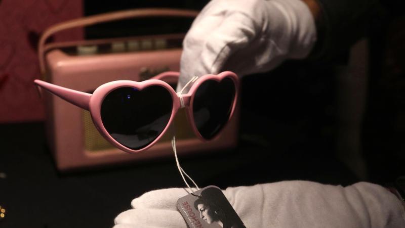 Eine herzförmige Brille von Amy Winehouse ist im Hard Rock Cafe am Times Square zu sehen. Vor einer großen Versteigerung in Kalifornien sind persönliche Gegenstände der verstorbenen Sängerin in New York ausgestellt worden. Eine herzförmige Brille von Amy Winehouse ist im Hard Rock Cafe am Times Square zu sehen. Vor einer großen Versteigerung in Kalifornien sind persönliche Gegenstände der verstorbenen Sängerin in New York ausgestellt worden.
