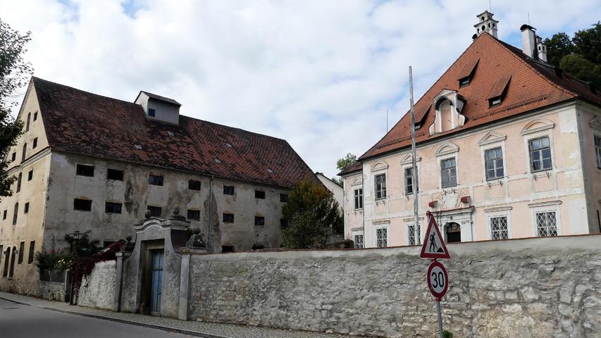 Klassische Beispiele dafür, warum es die Gestaltungssatzung in Breitenbrunn noch braucht, sind der mächtige Zehentstadel (Kasten) und das danebenliegende Gumppenberg Schloss in der Von-Tilly-Straße, die seit vielen Jahren ein trauriges Dasein fristen.