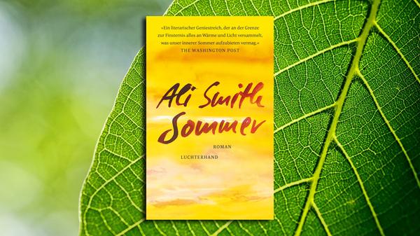 Mit "Sommer" legt die schottische Autorin Ali Smith nach fünf Jahren den preisgekrönten Abschluss ihrer Jahreszeiten-Romane vor - und den darf man auch noch im Herbst lesen. Ob Flüchtlingskrise, Umweltschutz, Corona, Brexit, Aufarbeitung von Nazivergangenheit, Folter oder Pornomissbrauch: Die Fülle der aktuellen Problematik auf den vielen verwobenen Ebenen könnte einen fast erschlagen. Aber auch hier gilt für die Lektüre die Empfehlung der Autorin: "Bücher brauchen Zeit, um sich uns nach und nach zu erschließen, wir brauchen Zeit, um zu begreifen, was sie ausmacht." Und dann ist man unweigerlich mittendrin... (Luchterhand, 22 Euro). Anja Weigmann
