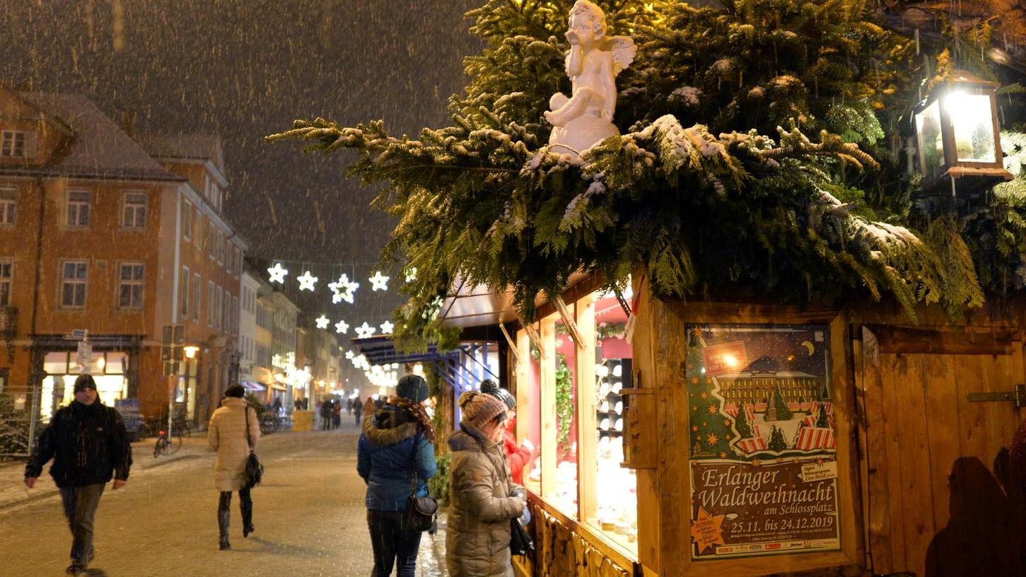 Die Erlanger Waldweihnacht auf dem verschneiten Schlossplatz: In diesem Jahr soll sie wieder stattfinden, obwohl die Corona-Pandemie noch nicht vorbei ist.
Die Erlanger Waldweihnacht auf dem verschneiten Schlossplatz: In diesem Jahr soll sie wieder stattfinden, obwohl die Corona-Pandemie noch nicht vorbei ist.