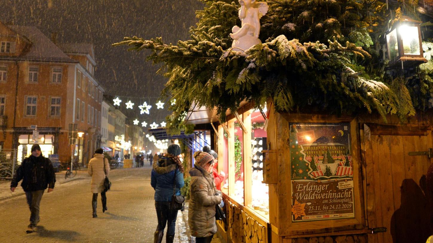 Ob vor Weihnachten in diesem Jahr Schnee auf der Erlanger Waldweihnacht zu sehen sein wird? Im Jahr 2018 hatten die Besucher Glück. Ob vor Weihnachten in diesem Jahr Schnee auf der Erlanger Waldweihnacht zu sehen sein wird? Im Jahr 2018 hatten die Besucher Glück.