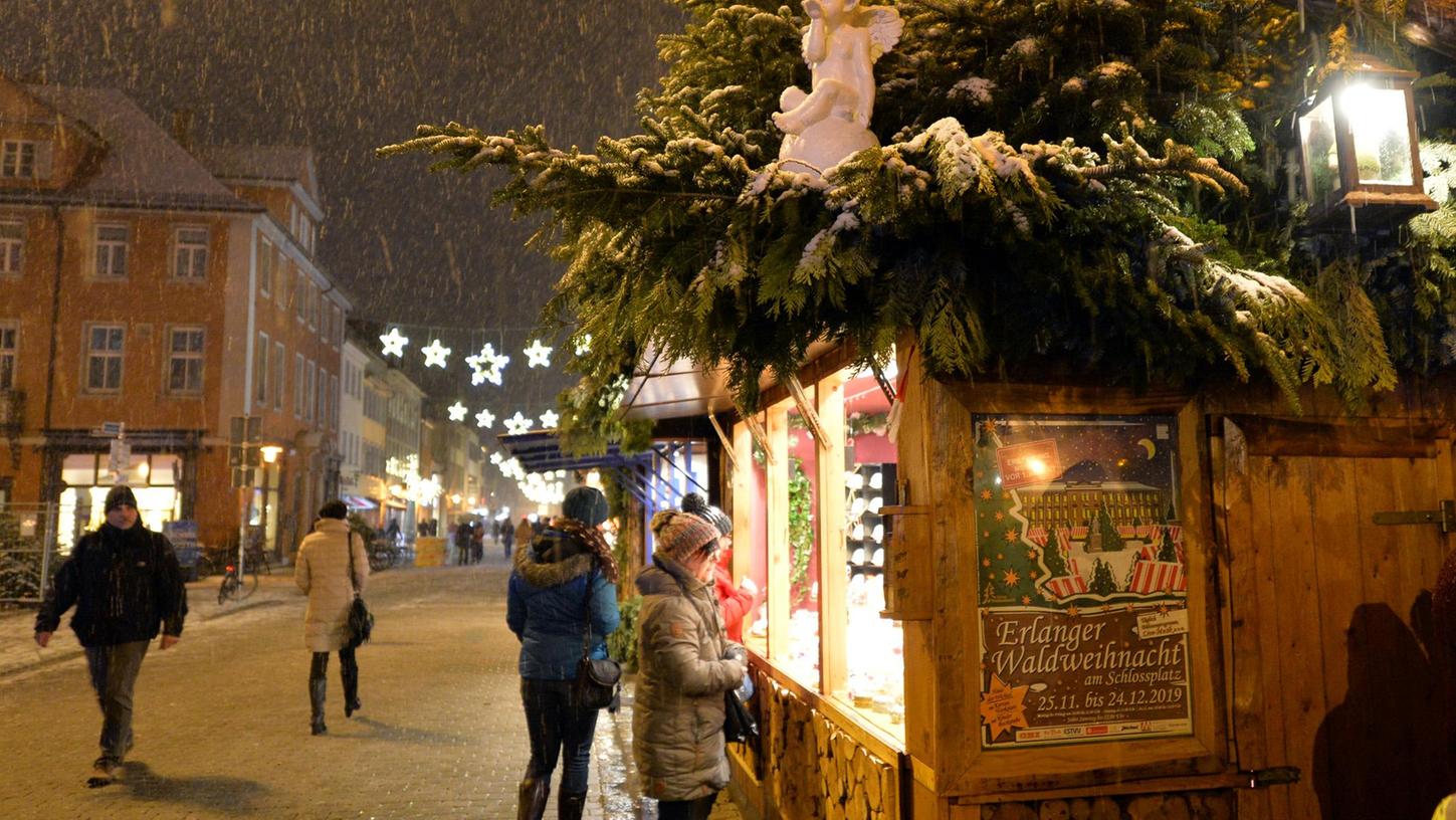 Die Erlanger Waldweihnacht auf dem verschneiten Schlossplatz: In diesem Jahr soll sie wieder stattfinden, obwohl die Corona-Pandemie noch nicht vorbei ist.