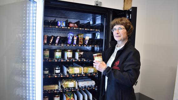 Auf dem Bild ist Iris Trautner, die Einzelunternehmerin in ihrem Automatenpark, geschützt auf dem Firmengelände von Obst Trautner in der offenen Halle.