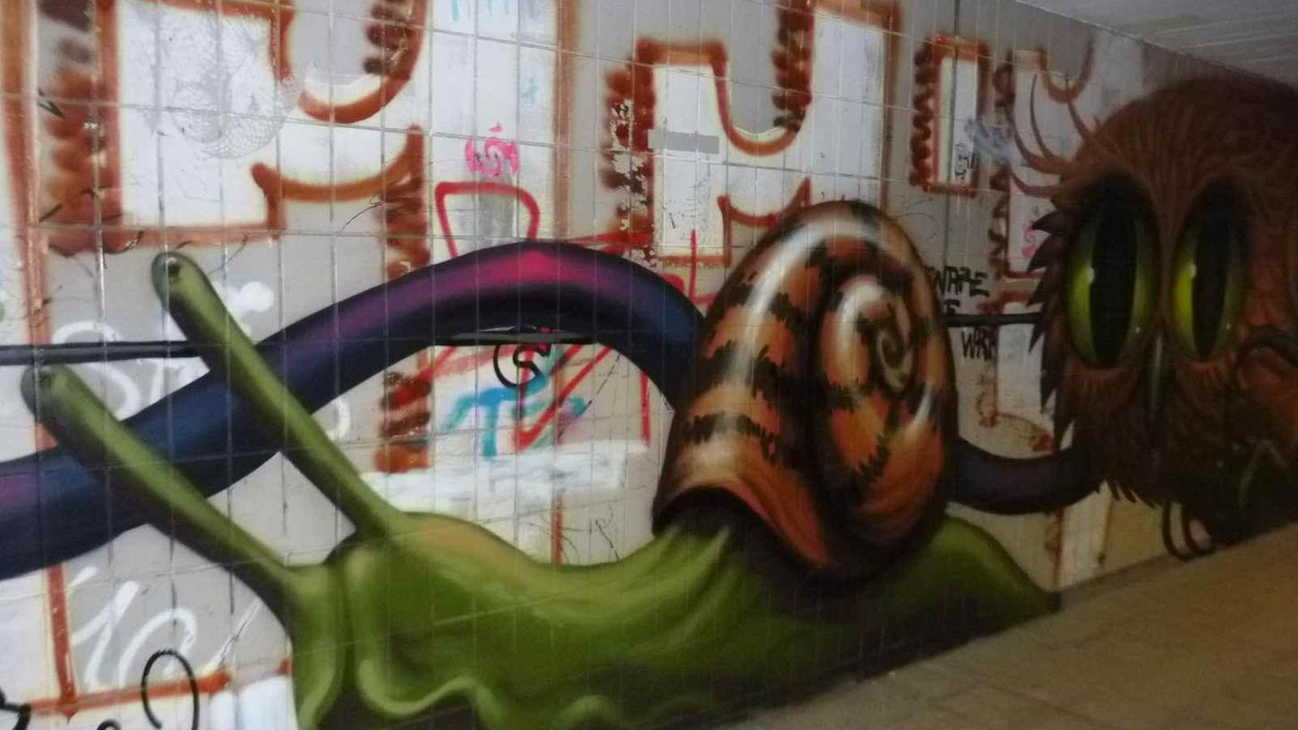 Am Hallertor wurde die Unterführung mit Graffiti-Kunstwerken von Jeff Soto und Maxx Gramajo aus Kalifornien gestaltet. Längst haben Schmierfinken auch dort ihre Spuren hinterlassen. Am Hallertor wurde die Unterführung mit Graffiti-Kunstwerken von Jeff Soto und Maxx Gramajo aus Kalifornien gestaltet. Längst haben Schmierfinken auch dort ihre Spuren hinterlassen.