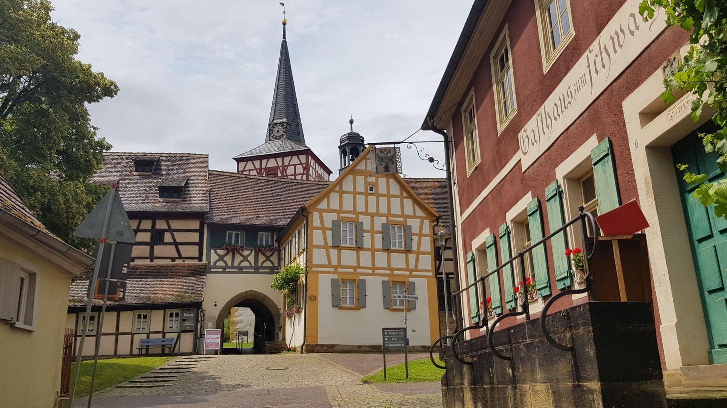 Ein wunderbares, geschlossenes Ensemble: Die Kirchenburg von Mönchsondheim.   