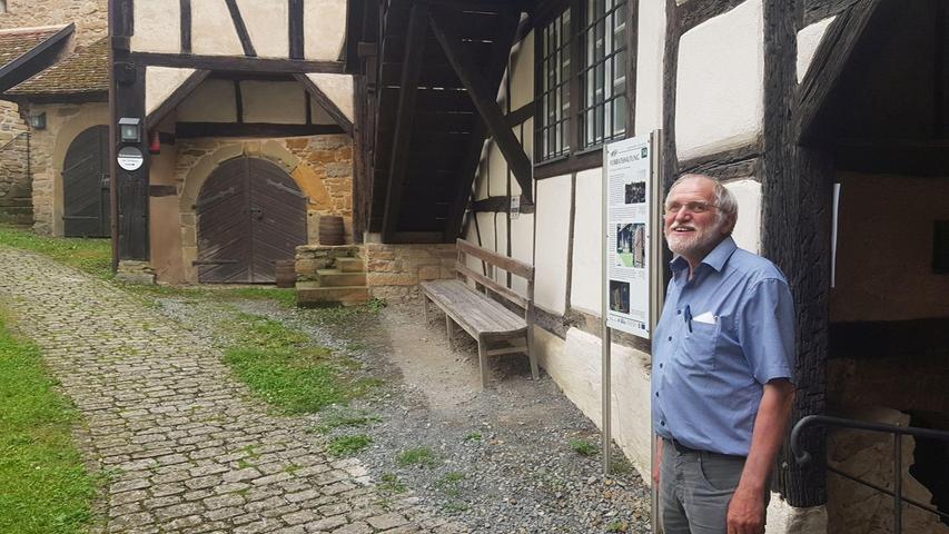 Reinhard Hüßner, der Leiter des Kirchenburg-Museums. Er wohnt in einer ehemaligen Synagoge.   