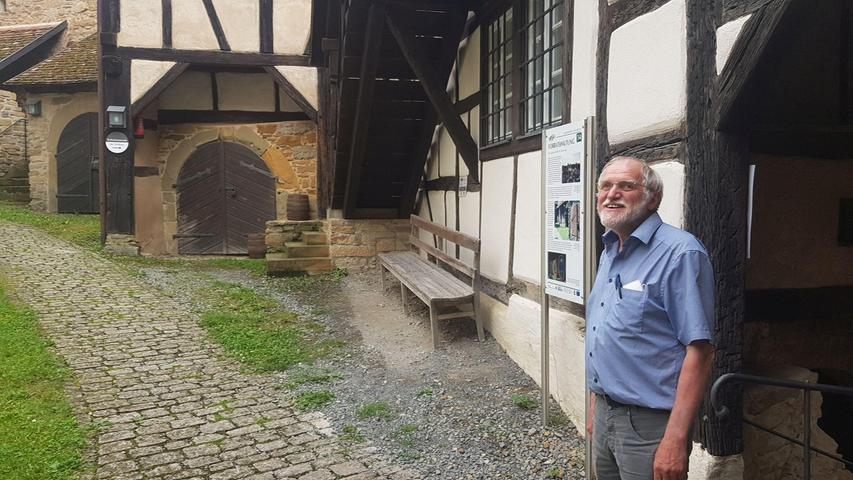 Reinhard Hüßner, der Leiter des Kirchenburg-Museums. Er wohnt in einer ehemaligen Synagoge.
Reinhard Hüßner, der Leiter des Kirchenburg-Museums. Er wohnt in einer ehemaligen Synagoge.