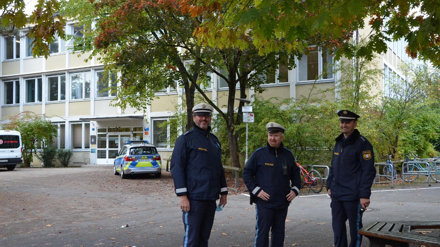 Nachdem Impfgegner vorab Protest gegen die Impfaktion an den Schwabacher Gymnasien angekündigt hatte, war auch die Polizei vor Ort.