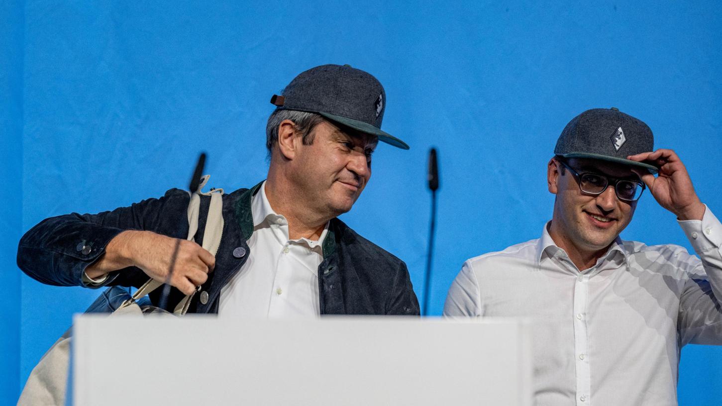 Bei der Landesversammlung der Jungen Union in Deggendorf bekam CSU-Chef Markus Söder (hier mit dem JU-Vorsitzenden Christian Doleschal) auch Kritik ab.
Bei der Landesversammlung der Jungen Union in Deggendorf bekam CSU-Chef Markus Söder (hier mit dem JU-Vorsitzenden Christian Doleschal) auch Kritik ab.