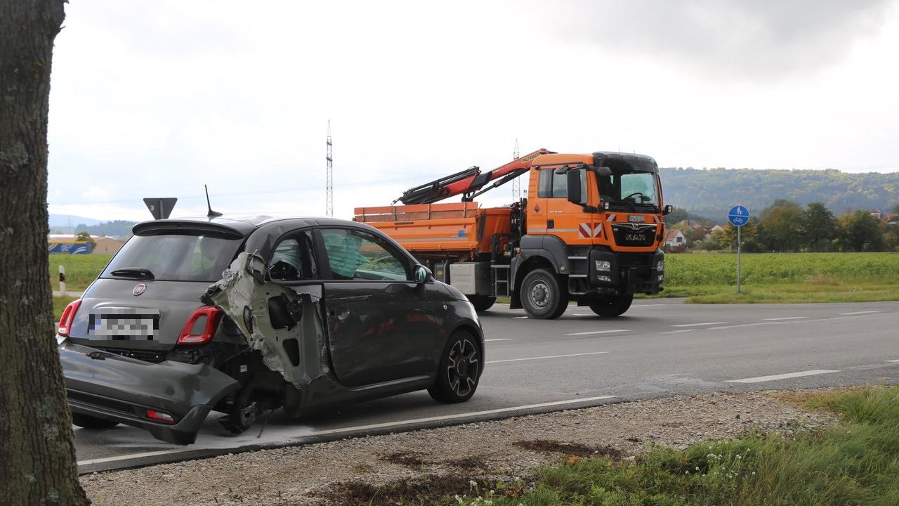 Ein Lkw und ein Fiat 500 stießen im Kreuzungsbereich Freystädter/Staufer Straße zusammen.
Ein Lkw und ein Fiat 500 stießen im Kreuzungsbereich Freystädter/Staufer Straße zusammen.