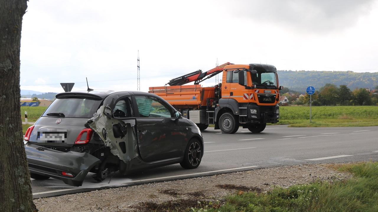 Ein Lkw und ein Fiat 500 stießen im Kreuzungsbereich Freystädter/Staufer Straße zusammen. 