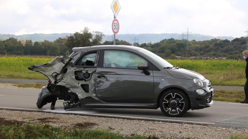 Bei der Kollision wurde das Auto heftig lädiert.
Bei der Kollision wurde das Auto heftig lädiert.
