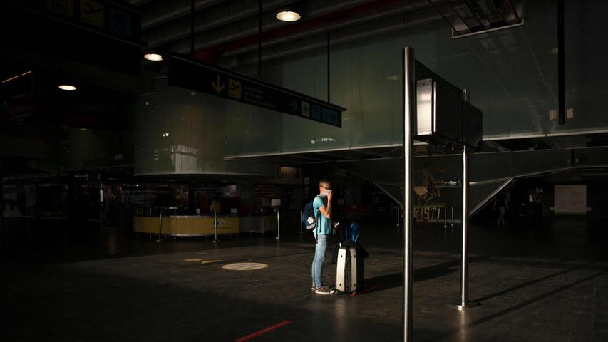 Ein verzweifelter Passagier wartet am Flughafen von La Palma auf Informationen. Sein Flug wurde gestrichen.
Ein verzweifelter Passagier wartet am Flughafen von La Palma auf Informationen. Sein Flug wurde gestrichen.