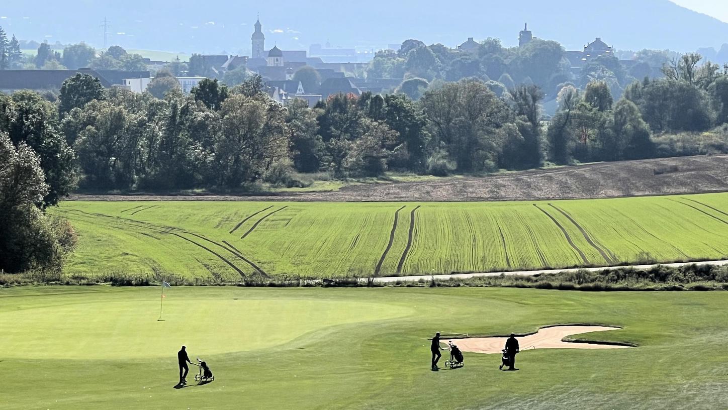 Mit dem Finalturnier der „500%Golf“-Partneranlagen-Turnierserie hat jetzt passend zum nahenden Ende der Turniersaison noch einmal ein absolutes Highlight auf der Golfanlage Zollmühle stattgefunden.
Mit dem Finalturnier der „500%Golf“-Partneranlagen-Turnierserie hat jetzt passend zum nahenden Ende der Turniersaison noch einmal ein absolutes Highlight auf der Golfanlage Zollmühle stattgefunden.