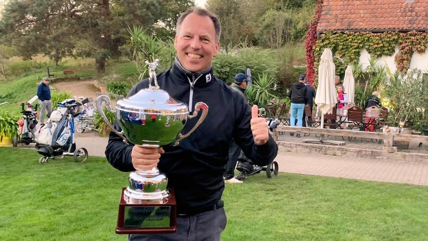 Der Teamführer des GC Steigerwald konnte den großen Wanderpokal für Platz eins in der Mannschaftswertung entgegennehmen.
Der Teamführer des GC Steigerwald konnte den großen Wanderpokal für Platz eins in der Mannschaftswertung entgegennehmen.