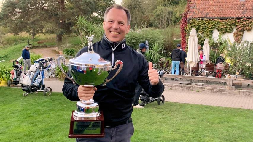 Der Teamführer des GC Steigerwald konnte den großen Wanderpokal für Platz eins in der Mannschaftswertung entgegennehmen.