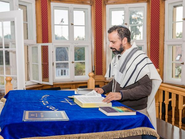 Der Vorbeter und Kantor Yonatan Amrani im Gebäude der Jüdischen Kultusgemeinde Erlangen.
Der Vorbeter und Kantor Yonatan Amrani im Gebäude der Jüdischen Kultusgemeinde Erlangen.