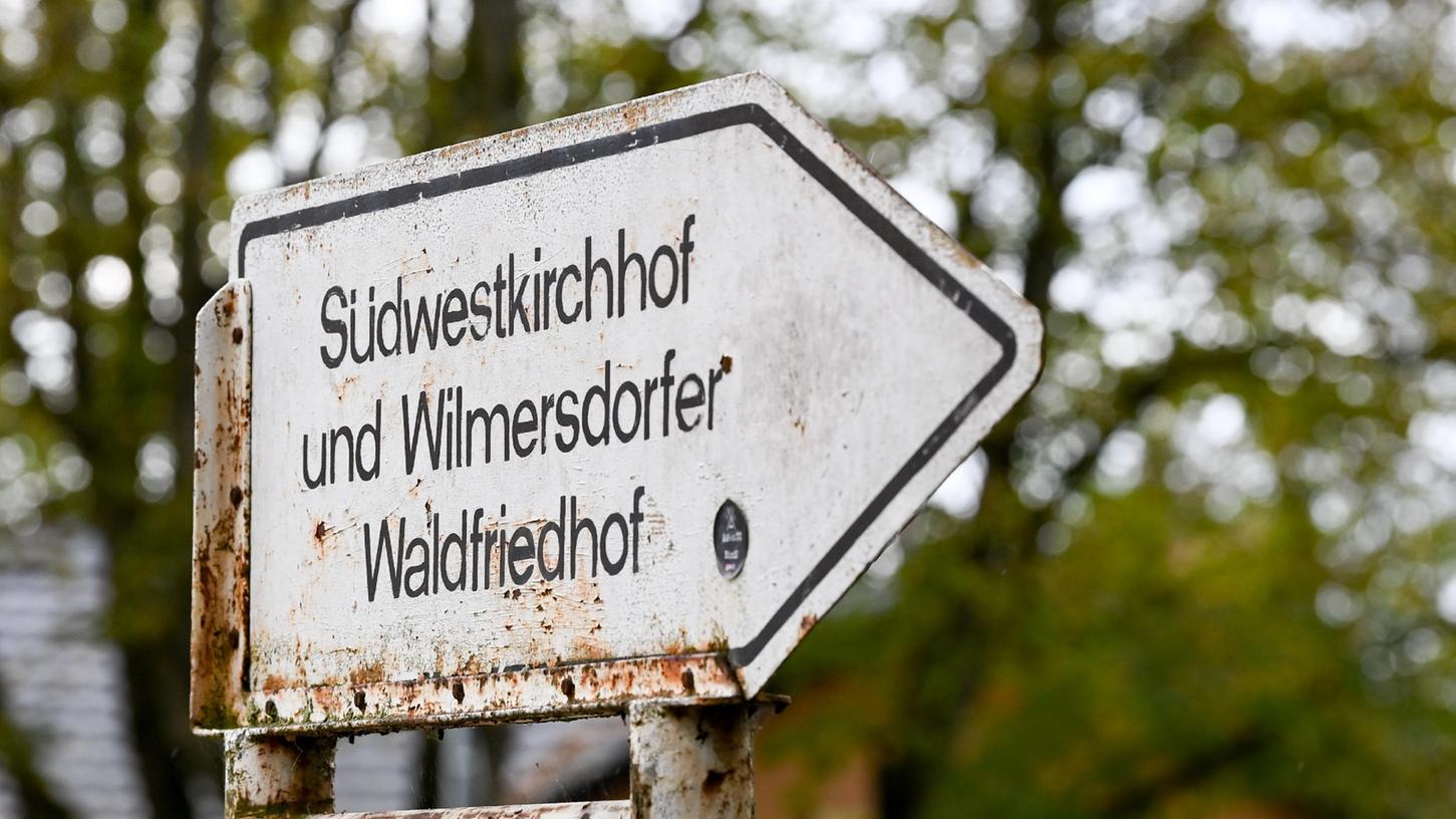 Ein Schild weist auf den Südwestkirchhof Stahnsdorf und Wilmersdorfer Waldfriedhof hin. 