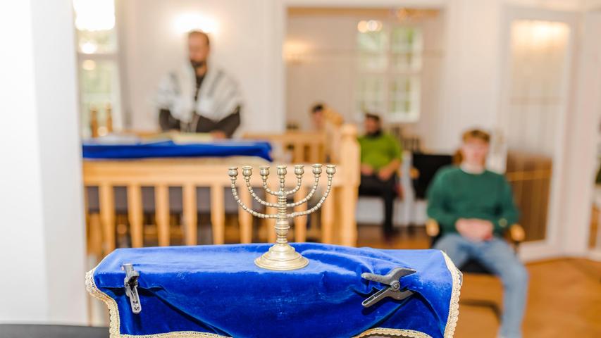 Im Synagogenraum der Jüdischen Kultusgemeinde Erlangen: Vorbeter Yonatan Amrani (stehend) und Samuel. 