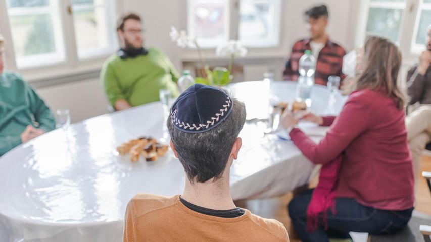 Wie leben junge Jüdinnen und Juden heutzutage: Ein Gespräch in der Erlanger Kultusgemeinde mit (von hinten im Uhrzeigersinn) Victor, Chaim und Salman.