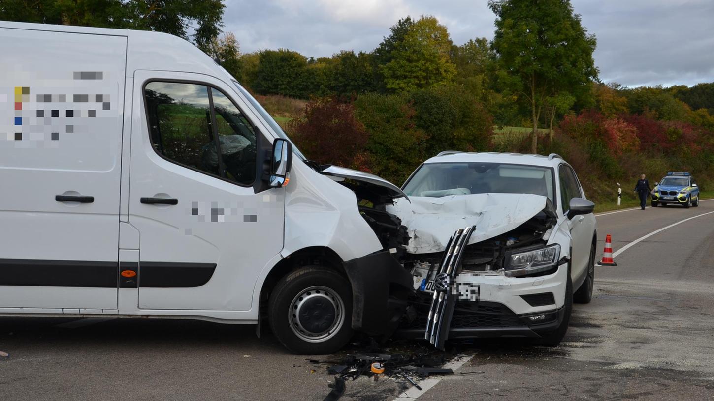 Schwerer Unfall auf der Staatsstraße zwischen Heidenheim und Ostheim: Vier Menschen wurden dabei verletzt, der Fahrer des VW Tiguan schwer. 