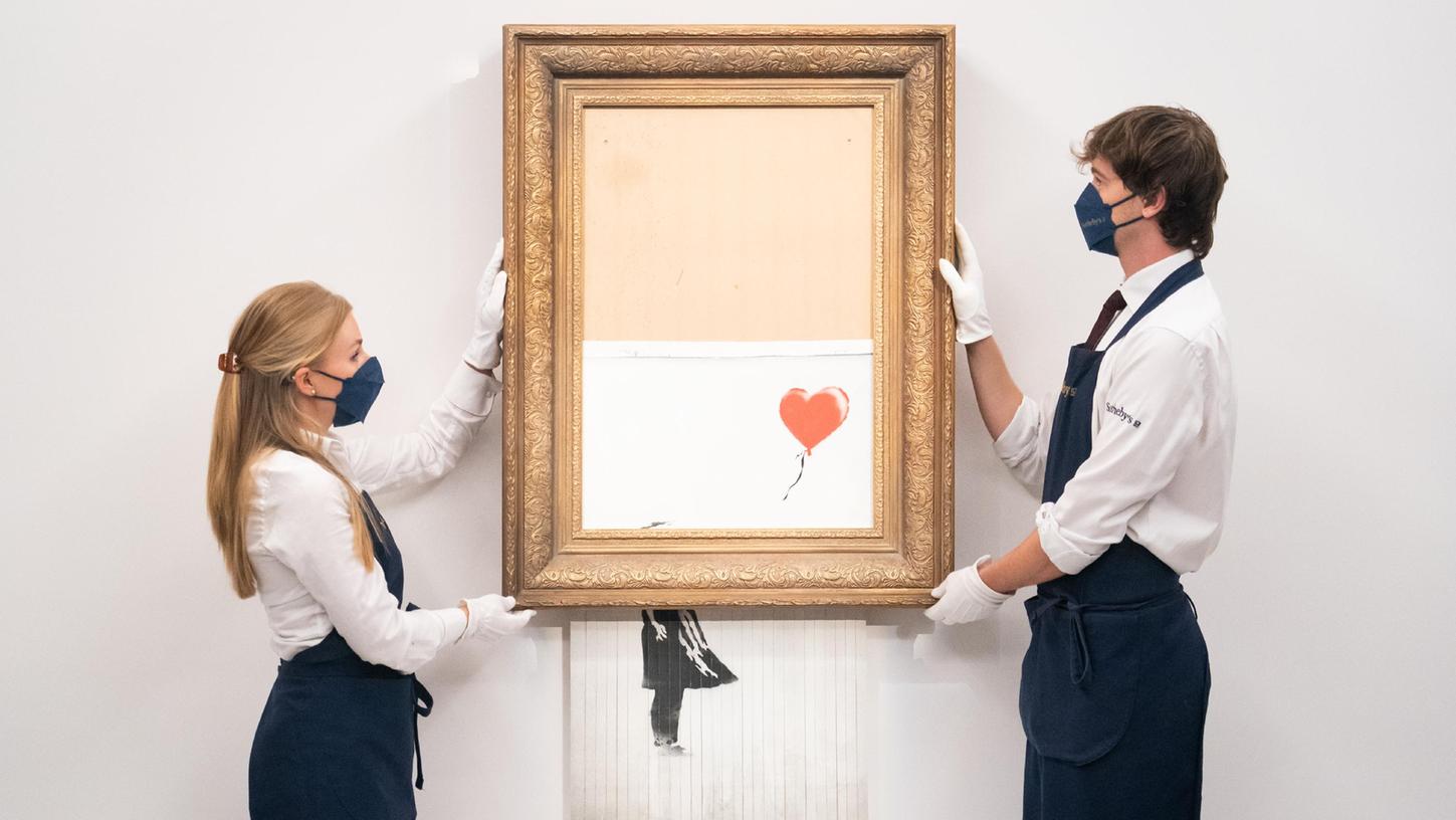 Kunsthändler halten das zu versteigernde Bansky-Werk Kunsthändler halten das zu versteigernde Bansky-Werk