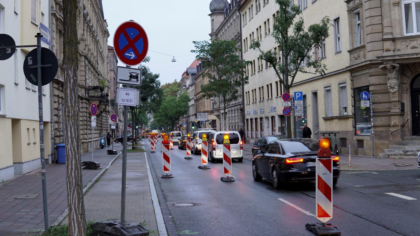 Die linke Fahrspur der Nürnberger Straße ist gesperrt, auch die angrenzenden Stellplätze fallen vorübergehend weg.