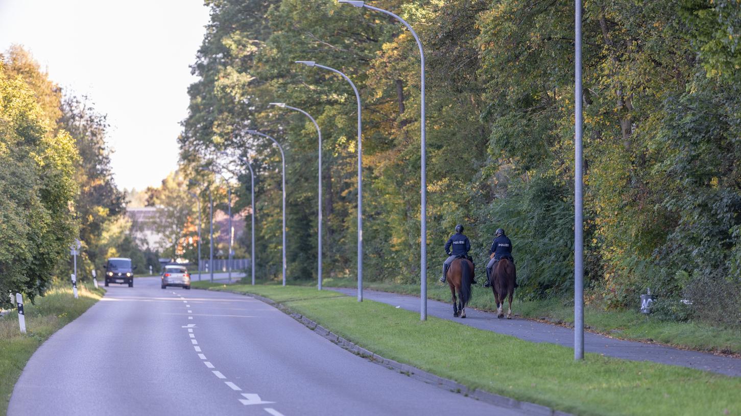 Zwischenzeitlich suchte eine Reitstaffel nach einem möglichen Täter und weiteren Spuren. Doch ein Gewaltdelikt konnte ausgeschlossen werden.
Zwischenzeitlich suchte eine Reitstaffel nach einem möglichen Täter und weiteren Spuren. Doch ein Gewaltdelikt konnte ausgeschlossen werden.