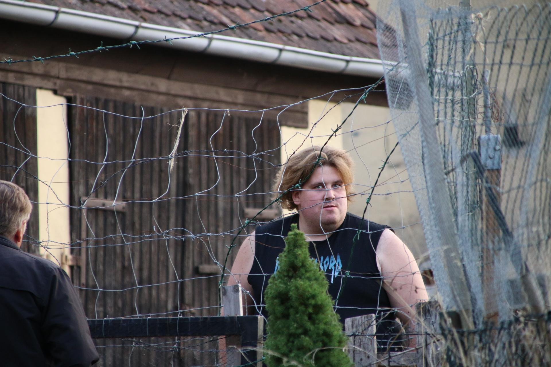 Das Zuhause des Drachenlords ist sein Arbeitsplatz und Wohnort in einem. Das Gelände, seine "Drachenschanze", verlässt der Youtuber so gut wie gar nicht mehr. Nahezu ständig wird das Haus von Hatern und Schaulustigen belagert. Immer wieder lässt sich der "Drache" provozieren und begeht Körperverletzungen, die vor Gericht enden. Auch Polizeibeamte beleidigt er vor laufender Kamera und stellt die Videos ins Netz. Sein Strafregister wird lang: Bis 2020 liegen mehrere Anzeigen von Polizeibeamten wegen Beleidigung und Körperverletzungen von Hatern auf dem Tisch der Justiz. Im Juni 2019 fügt er einem Eindringling so schwere Verletzungen zu, dass er vom Gericht wegen schwerer Körperverletzung zu 7 Monaten auf Bewährung verurteilt wird. Auch die Anti-Fans erhalten zahlreiche Anzeigen von der Polizei wegen Hausfriedensbruch, Ruhestörung und erhalten Platzverweise. Hier geht's zum Artikel über den Gerichtsprozess 2020 gegen einen Anti-Fan. 