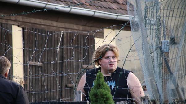 Das Zuhause des Drachenlords ist sein Arbeitsplatz und Wohnort in einem. Das Gelände, seine "Drachenschanze", verlässt der Youtuber so gut wie gar nicht mehr. Nahezu ständig wird das Haus von Hatern und Schaulustigen belagert. Immer wieder lässt sich der "Drache" provozieren und begeht Körperverletzungen, die vor Gericht enden. Auch Polizeibeamte beleidigt er vor laufender Kamera und stellt die Videos ins Netz. Sein Strafregister wird lang: Bis 2020 liegen mehrere Anzeigen von Polizeibeamten wegen Beleidigung und Körperverletzungen von Hatern auf dem Tisch der Justiz. Im Juni 2019 fügt er einem Eindringling so schwere Verletzungen zu, dass er vom Gericht wegen schwerer Körperverletzung zu 7 Monaten auf Bewährung verurteilt wird. Auch die Anti-Fans erhalten zahlreiche Anzeigen von der Polizei wegen Hausfriedensbruch, Ruhestörung und erhalten Platzverweise. Hier geht's zum Artikel über den Gerichtsprozess 2020 gegen einen Anti-Fan.