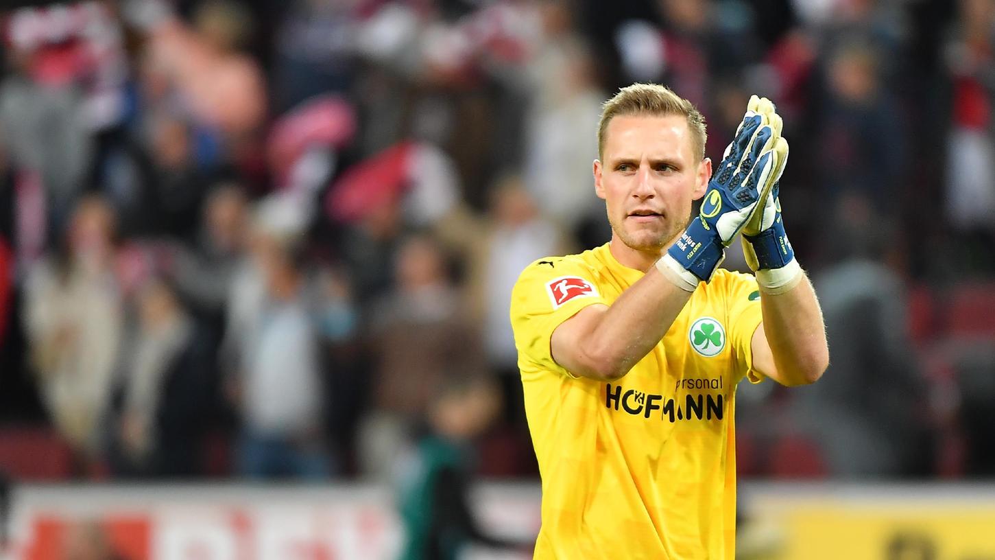Applaus für eine ordentliche Leistung: Marius Funk konnte bei seinem Bundesligadebüt in Köln die Niederlage nicht abwenden, dennoch ist er nun vorerst die Nummer eins beim Kleeblatt.
Applaus für eine ordentliche Leistung: Marius Funk konnte bei seinem Bundesligadebüt in Köln die Niederlage nicht abwenden, dennoch ist er nun vorerst die Nummer eins beim Kleeblatt.