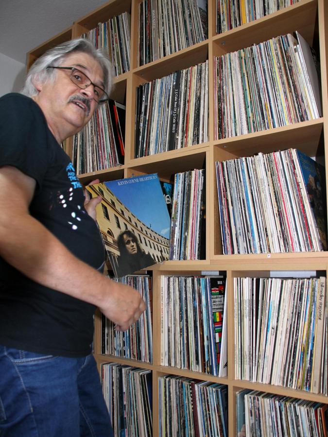 Der Griff zur schwarzen Vinyl-Scheibe ist für Martin Arold immer noch etwas Alltägliches. Die Auswahl ist riesig. Rund 4000 Schallplatten stehen im Wohnzimmer-Regal.  