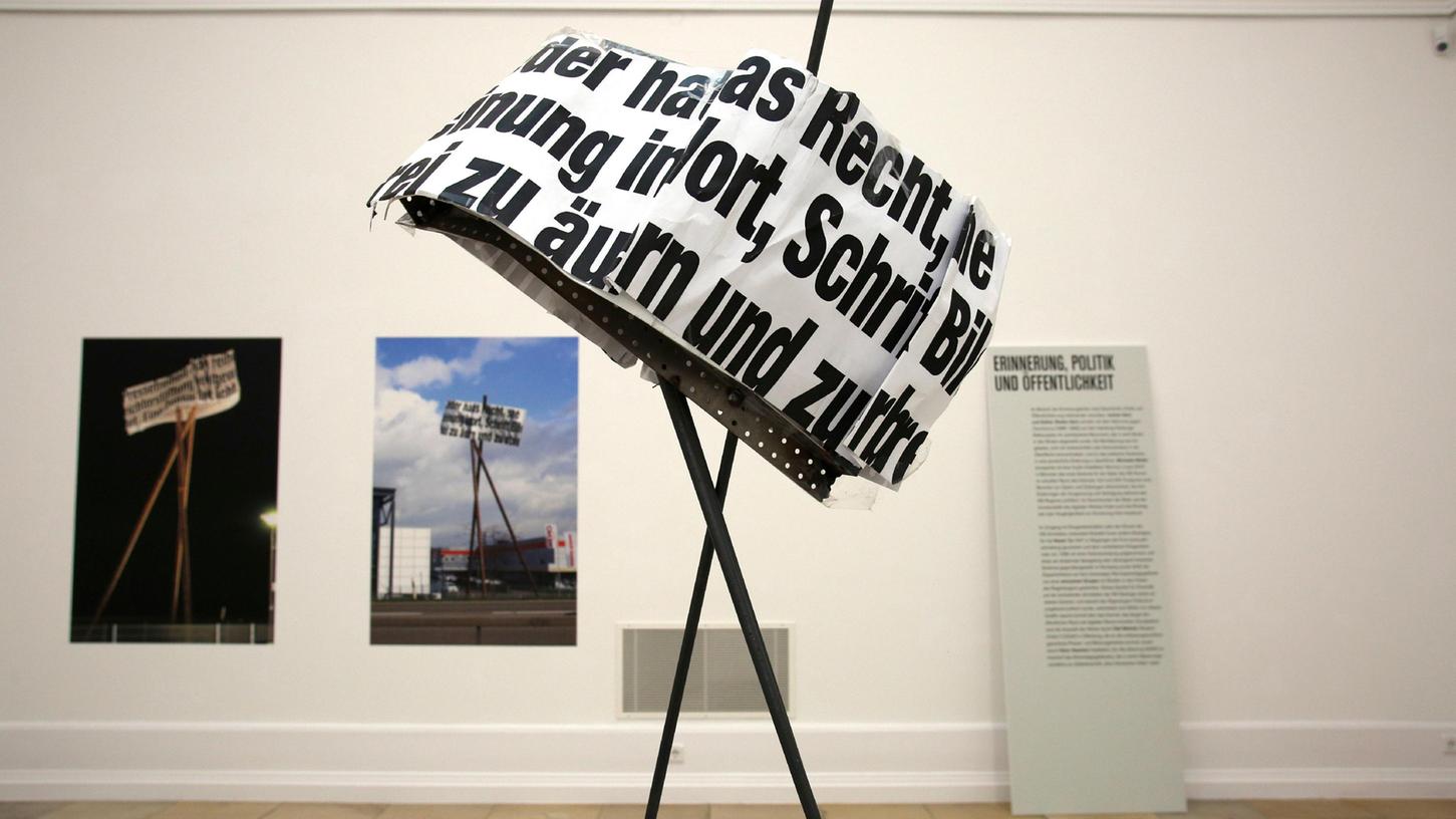 Auch Olaf Metzel ist in der Ausstellung vertreten, aber nicht mit seinem "Stuhlturm". Auch Olaf Metzel ist in der Ausstellung vertreten, aber nicht mit seinem "Stuhlturm".