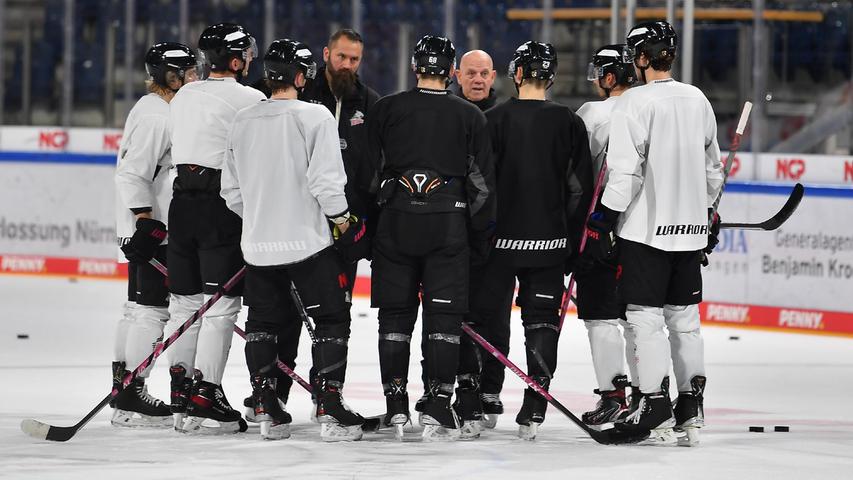 Exklusive Ansprache für die jungen Ice Tigers: „Die Jungs waren frustriert, weil sie nicht genug produziert haben. Ich habe gesagt, wir brauchen euch, um Spiele zu gewinnen. Wir hatten keinen guten Start in die Saison, aber macht euch deswegen keine Sorgen. Wenn ihr arbeitet, werdet ihr eure Chancen bekommen. Wir brauchen jeden in der Aufstellung, wir können uns nicht nur auf die Patrick Reimers und Importspieler verlassen." 